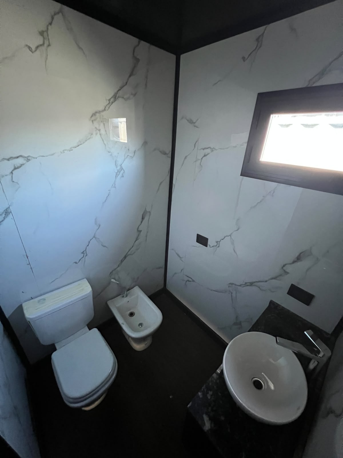 Baño con porcelanato y sanitarios